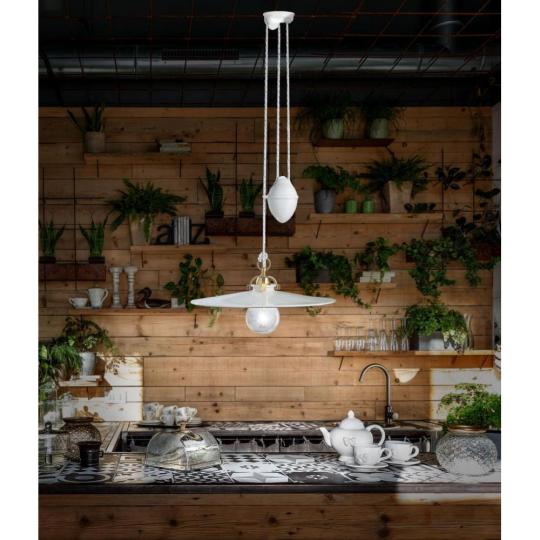 biela vyvazujuca malovana vzorovana keramicka lampa zavesne jedalen zlaty kuchyna jedalenska obyvacia miestnost osvetlenie sedliacky dom zeleny letovisko stropne svietidlo nabytoksky country toskansky provansalsky kvetinovy mily internetovy.jpg